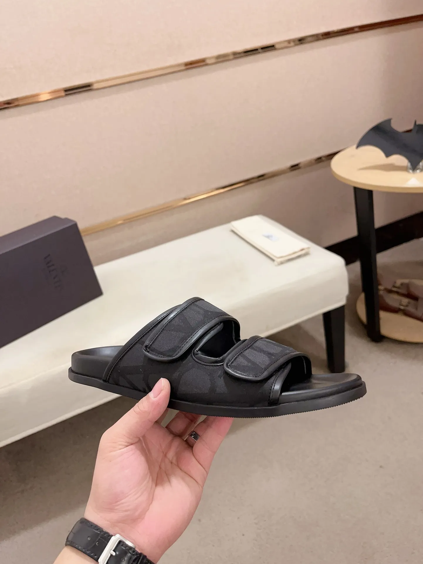 Men's shoes💰: 440💰High version, couple style👩‍❤️‍👨[Valentino] New boutique slippers, counter quality, classic plaid, the actual workmanship is quite complex🔰The upper is made of imported canvas fabric➕🐑Sheepskin lining, which tests the craftsman's craftsmanship➕original PU outsole. Size: 35-45